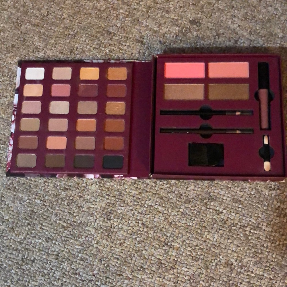 Beautique Gift Of Beauty. Holiday Collection. NWOT. Never Used.